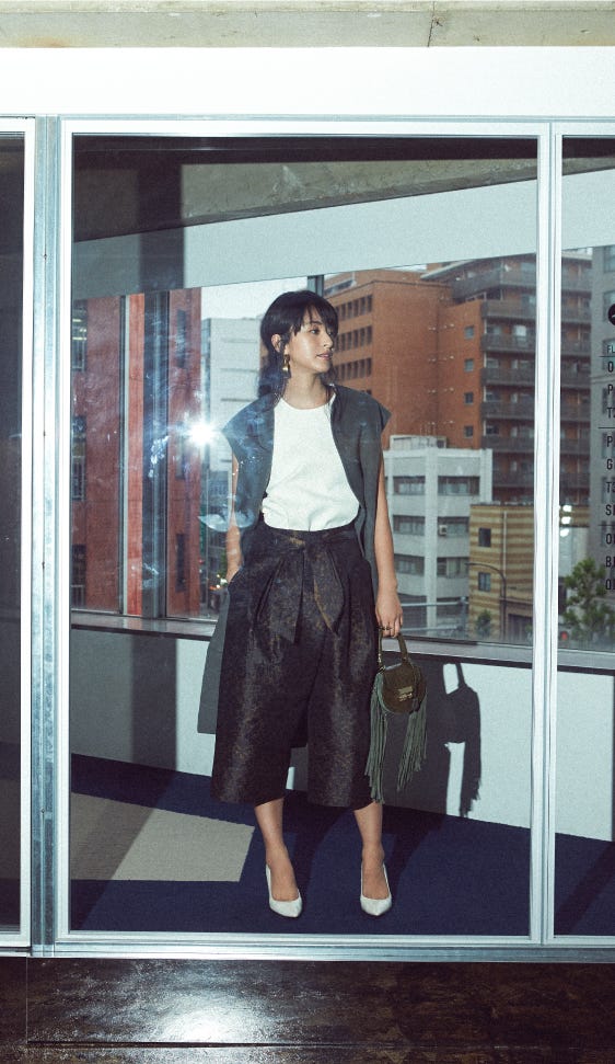 クロップドパンツ¥25,000、ロングジレ¥49,000、タンクトップ ¥5,500/STUNNING LURE ショルダーバッグ¥54,000/SALAR ピアス¥28,000/LIZZIE FORTUNATO リング¥51,000/CHARLOTTE CHESNAIS(C)TOPLOG