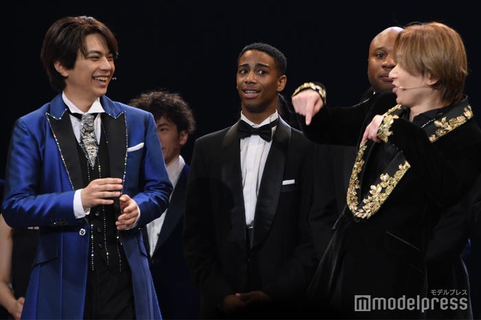 「カーテンが降りない!」と騒ぐふぉ~ゆ~越岡裕貴&松崎祐介を全力で真似する堂本光一(右)、微笑んで見守る佐藤勝利(左)(C)モデルプレス