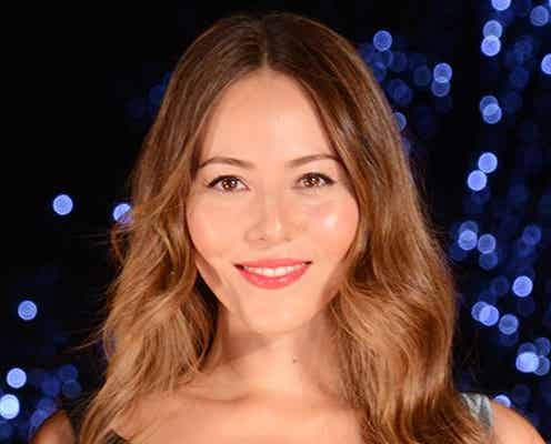 道端ジェシカ、“ボンドガール風”華やかドレスで登場 くりぃむ有田哲平とランウェイ