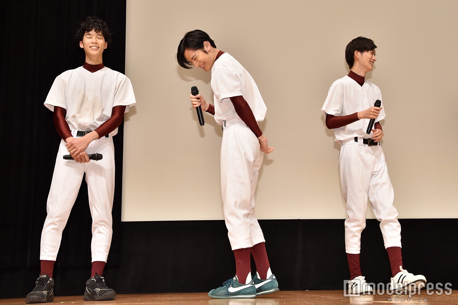 自己紹介で噛んでしまい、照れてうつむく塩野瑛久 （C）モデルプレス