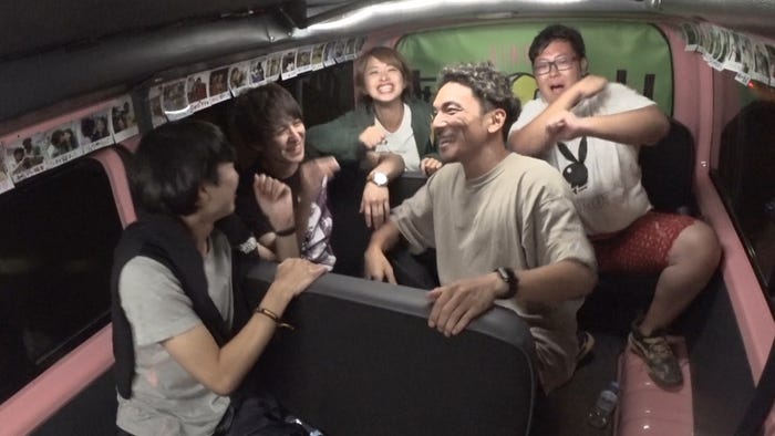 女子1人になっても懸命に盛り上げるハスキー「あいのり:African Journey」第13話より(C)フジテレビ