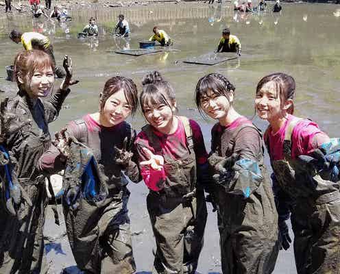 AKB48、泥だらけになり奮闘