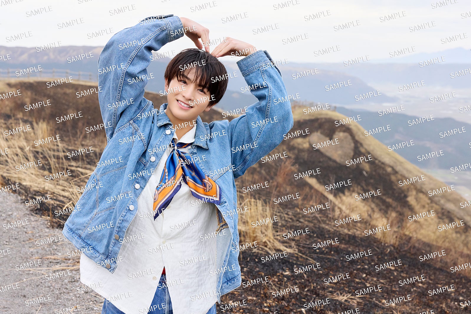 セブンネット限定特典（ステッカー）柏木悠1st写真集「19→20」（C）KADOKAWA／撮影＝諸井純二