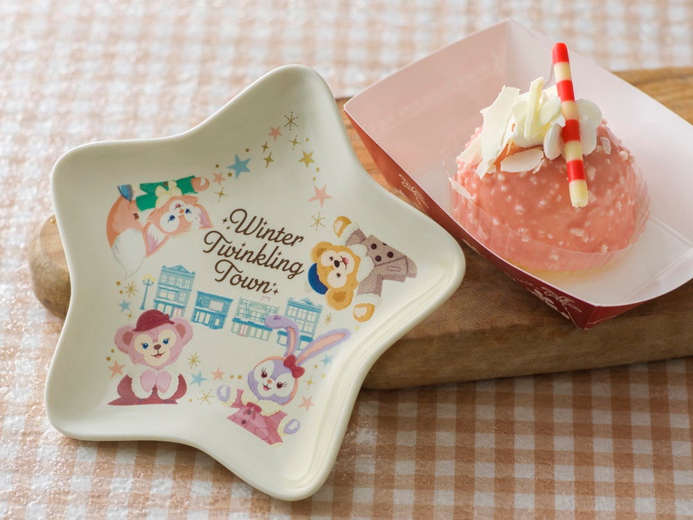 ホワイトチョコムースケーキ、スーベニアプレート付き990円（C）Disney