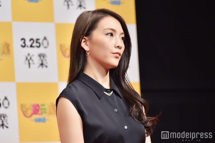 ピアスはシンプル/ファッションチェック(C)モデルプレス