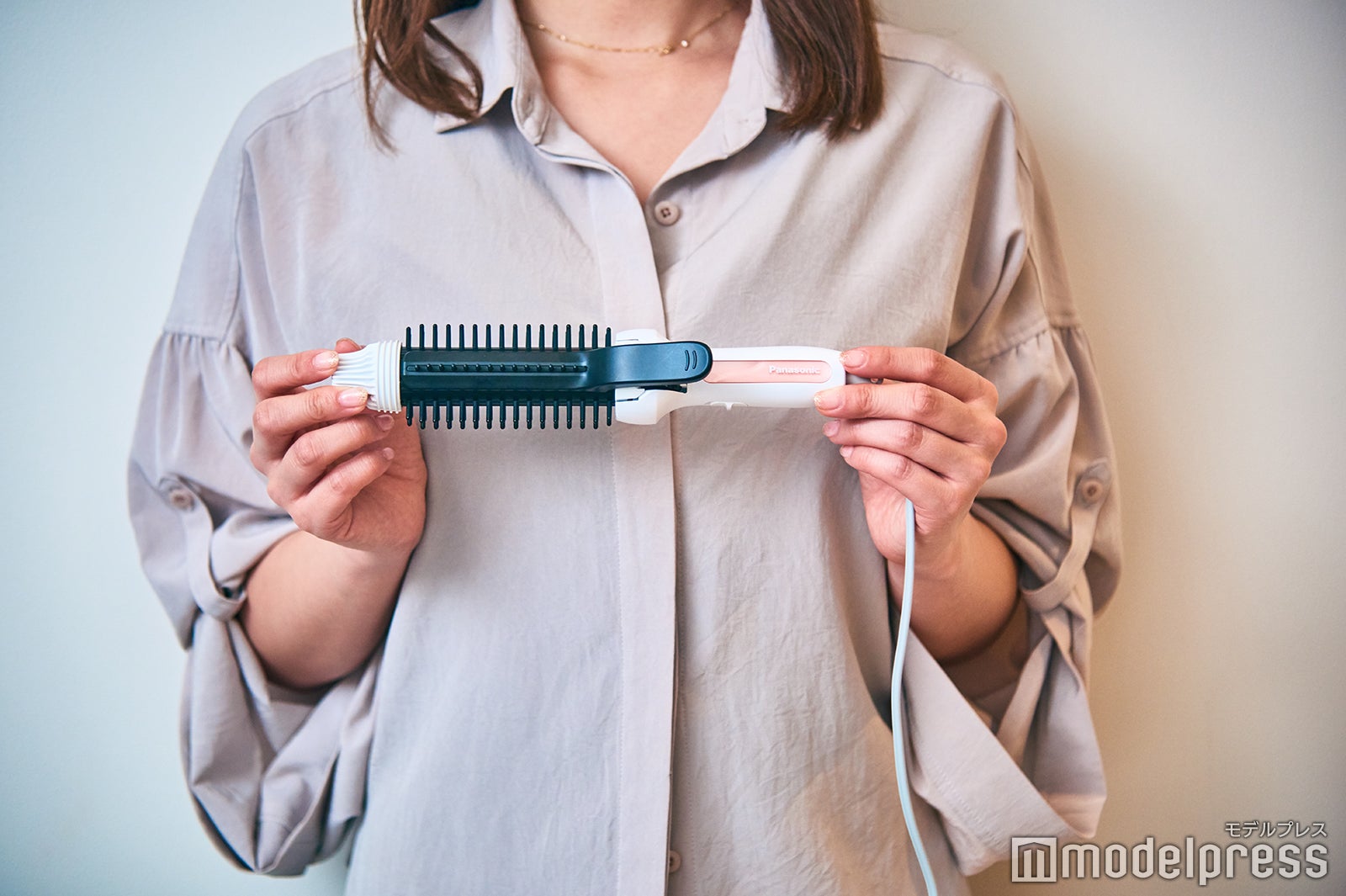 約290ｇと軽量なのでヘアセットも楽々（C）モデルプレス