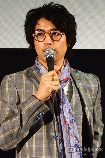 登場時はメガネ姿を披露した斎藤工