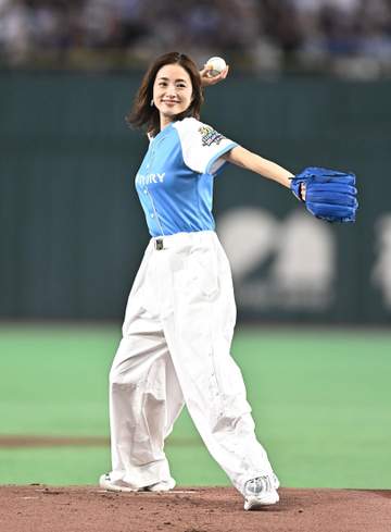 「40歳ってテロップみてひっくり返りそうになった」東京ドーム降臨の透明感美人女優にネット騒然 可憐始球式話題「時が止まってる」「芸能人まじすごい」