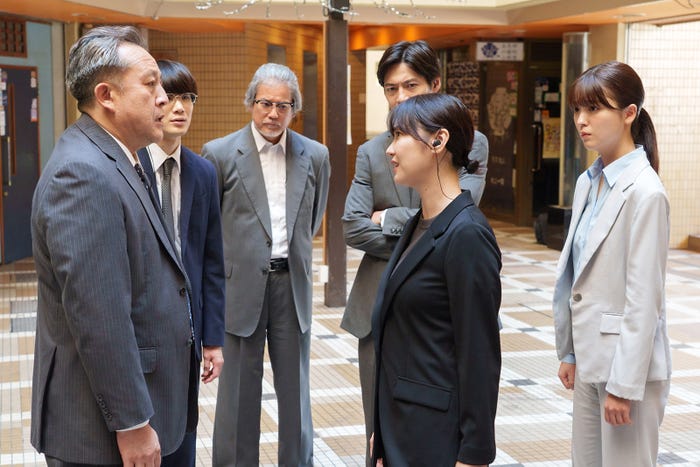 唐沢寿明、倉科カナ「コーチ」第1話(C)「コーチ」製作委員会