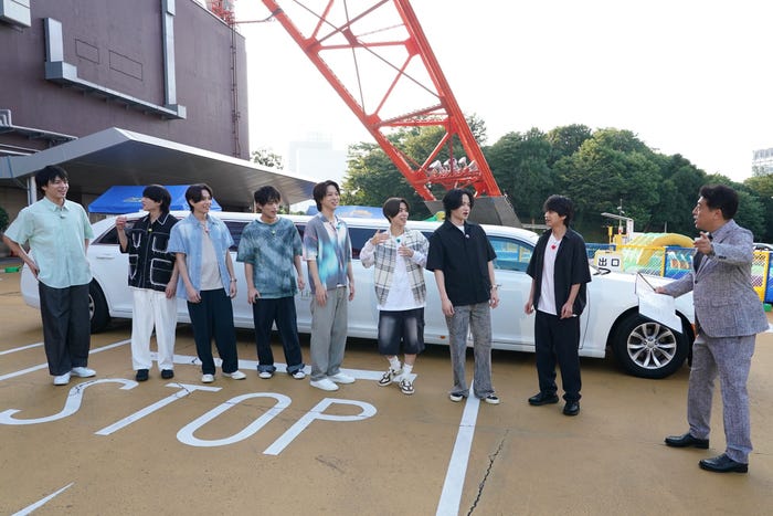 (左から)篠塚大輝、猪俣周杜、橋本将生、原嘉孝、寺西拓人、松島聡、菊池風磨、佐藤勝利、佐野瑞樹アナウンサー(C)フジテレビ