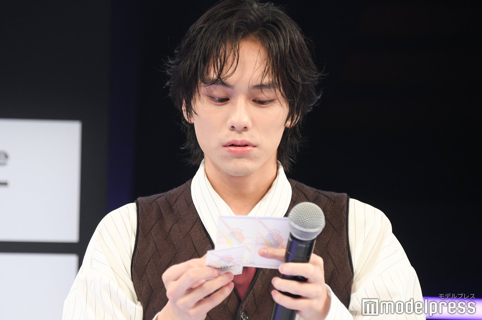 お題が難しくしばらく考え込む山下幸輝（C）モデルプレス