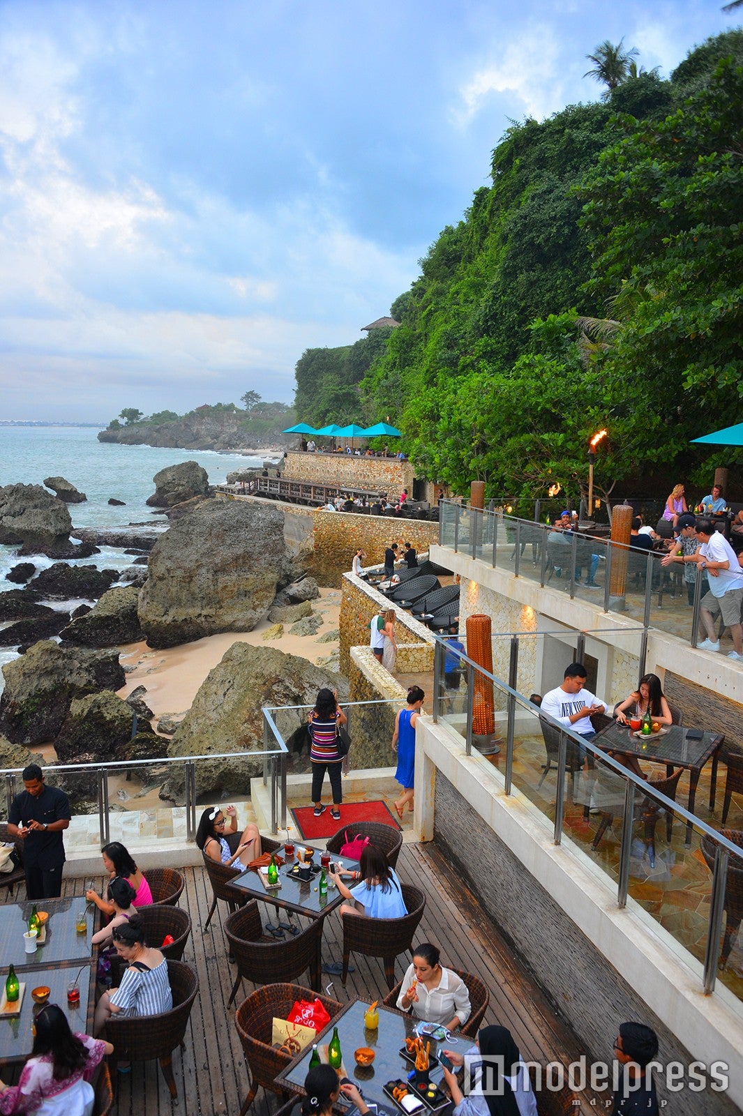 岩場の地形を活かしたバー空間（C）モデルプレス