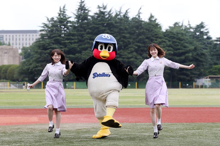 乃木坂46秋元真夏(左)と松村沙友理(右)がつば九郎とスキップ(C)日刊スポーツ新聞社