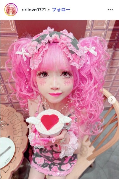 “小学生姫ギャル”りりぴ、母顔出しダンス動画が話題「2人ともピンクヘアで姉妹かと」「お人形さんみたいに可愛い」