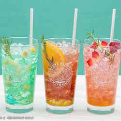 【伏黒恵】グリーンアップルミントソーダ、【虎杖悠仁】パッションクランベリーティーソーダ、【釘崎野薔薇】オレンジローズヒップティーソーダ各税込880円(C)芥見下々/集英社・呪術廻戦製作委員会