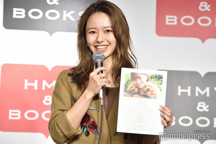 愛犬とのお気に入りショットを見せる山本舞香(C)モデルプレス