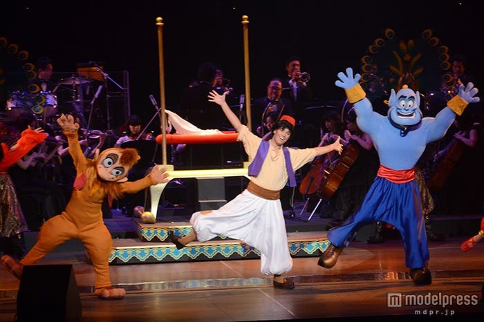愉快に踊る