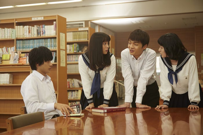 山崎賢人、広瀬アリス、小島藤子、岡山天音による「古典部」メンバー(C)2017「氷菓」製作委員会