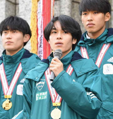 ロマンチックすぎる 昨年電撃結婚の青学大元エース、夕暮れシルエットの夫婦ショット公開 顔寄せ合う仲睦まじい姿