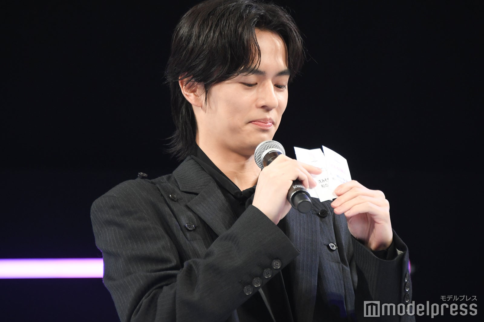 お題を確認する奥野壮（C）モデルプレス