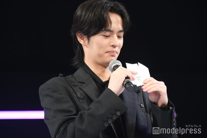 お題を確認する奥野壮(C)モデルプレス