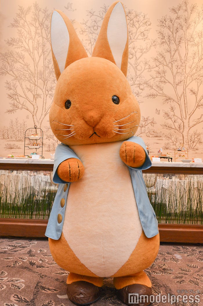 ピーターラビットが登場※実際のアフタヌーンティーには登場しません(C)モデルプレス