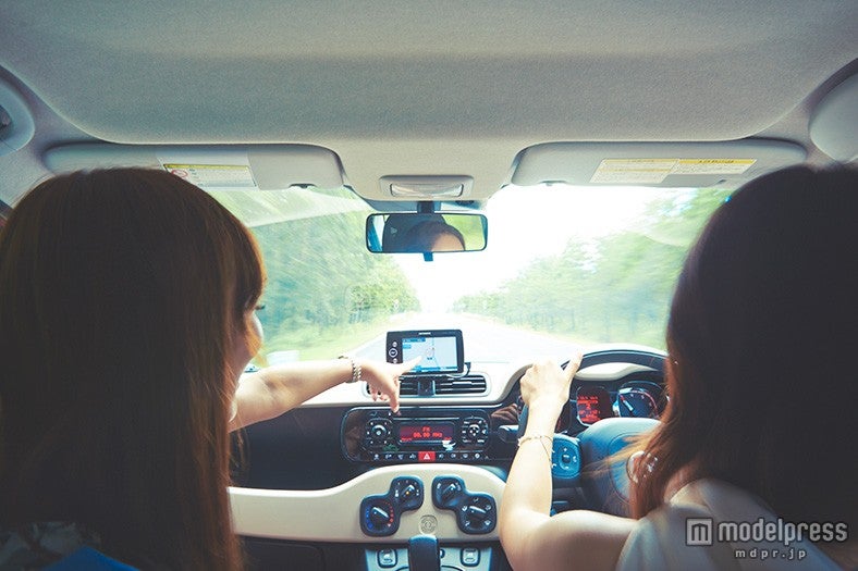 緑のトンネルを抜けて軽快にドライブ