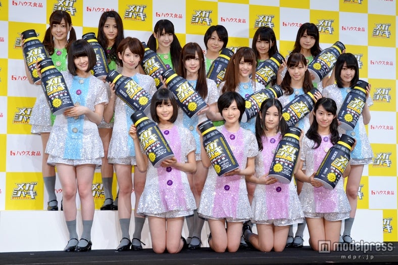乃木坂46（上段左から）斉藤優里、若月佑美、井上小百合、市來玲奈、伊藤万理華、深川麻衣（中段左から）中田花奈、橋本奈々未、白石麻衣、松村沙友理、西野七瀬、高山一実（下段左から）生田絵梨花、生駒里奈、星野みなみ、桜井玲香