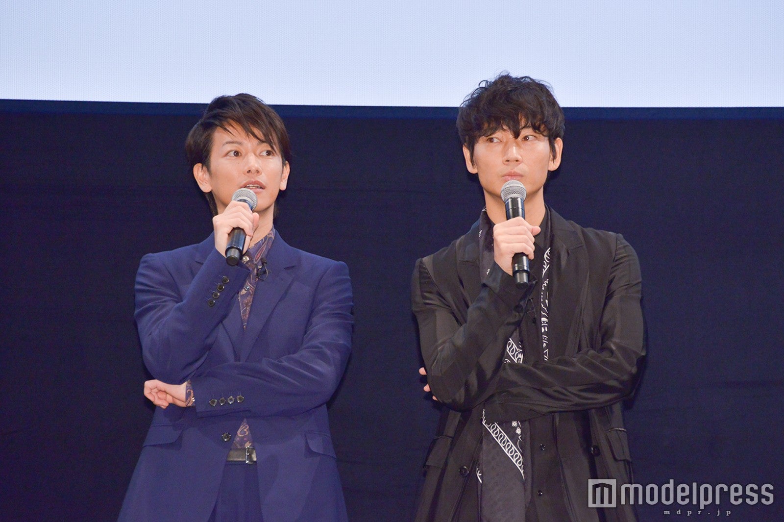 佐藤健＆綾野剛（C）モデルプレス