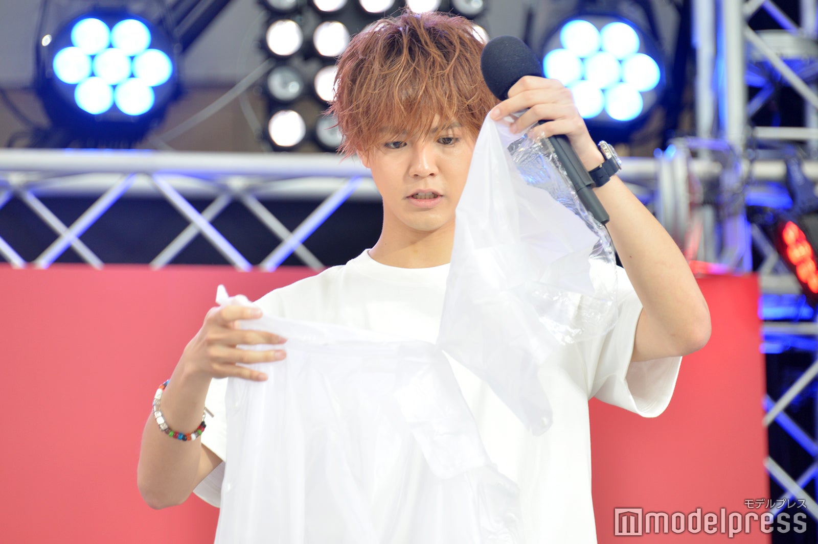 スイカ爆発対策のためにカッパを着用 （C）モデルプレス