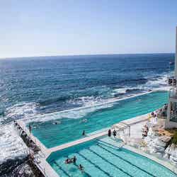 水しぶきすら感じるワイルドな立地が魅力のボンダイ・アイスバーグ・プール(C)Destination NSW