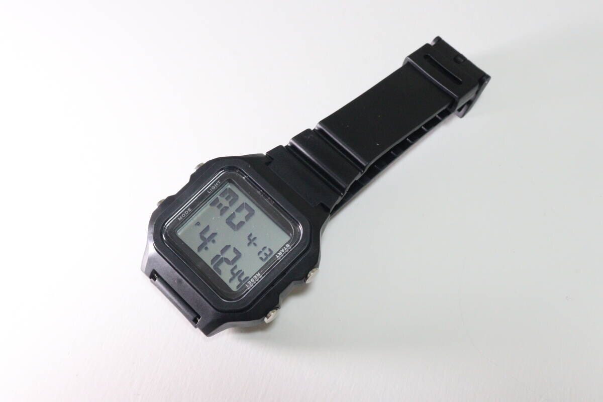 ダイソー　デジタルウォッチ（スクエア