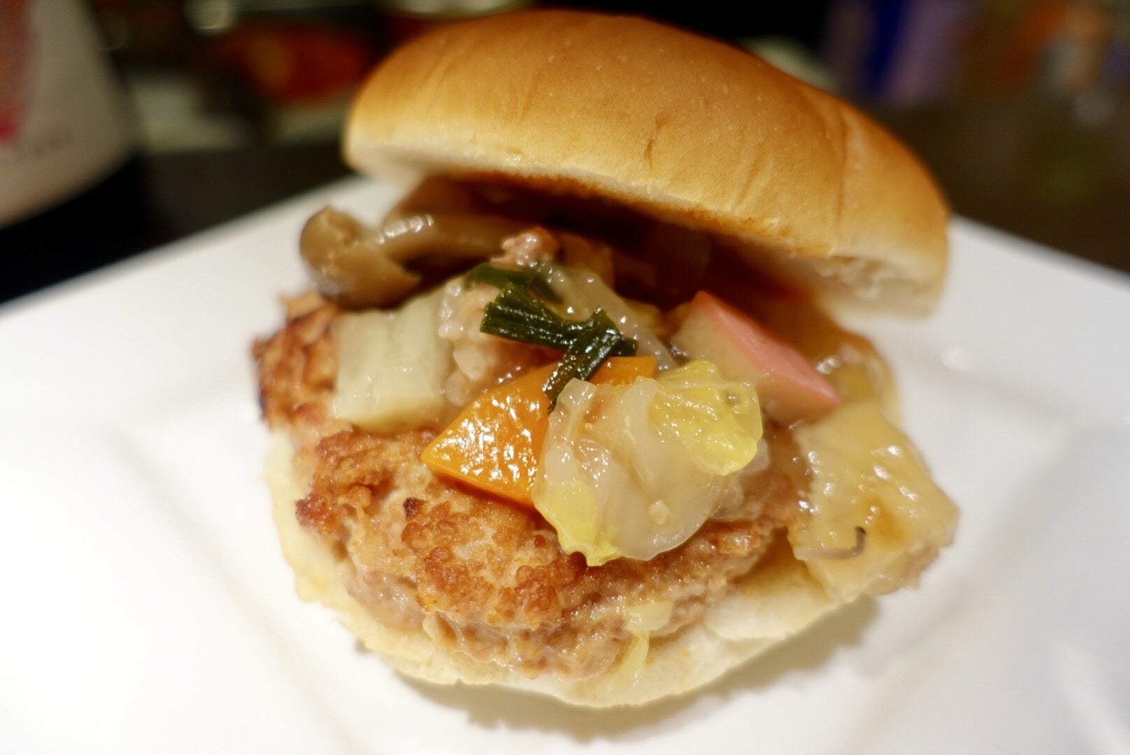 つくねの上にちゃんこのあんかけソースがたっぷりの絶品ちゃんこバーガー／画像提供：CHANKO-1グランプリ実行委員会