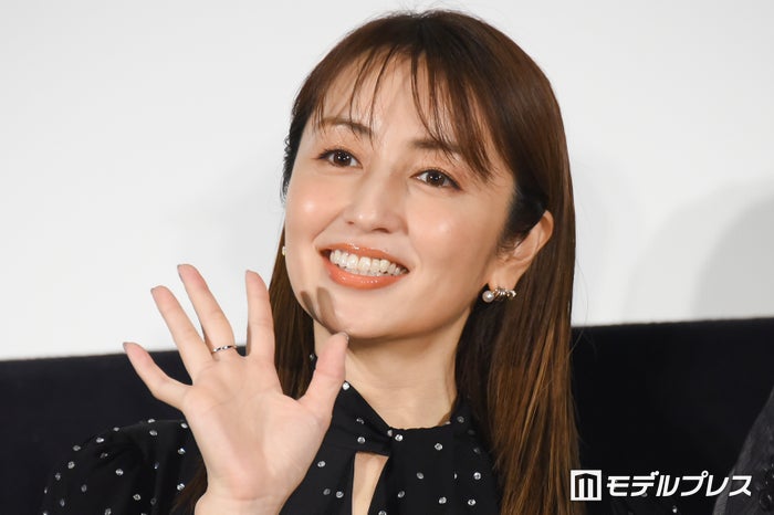 矢田亜希子、ノースリーブベストで素肌際立つ「上級者コーデ」「大人カジュアル素敵」と反響