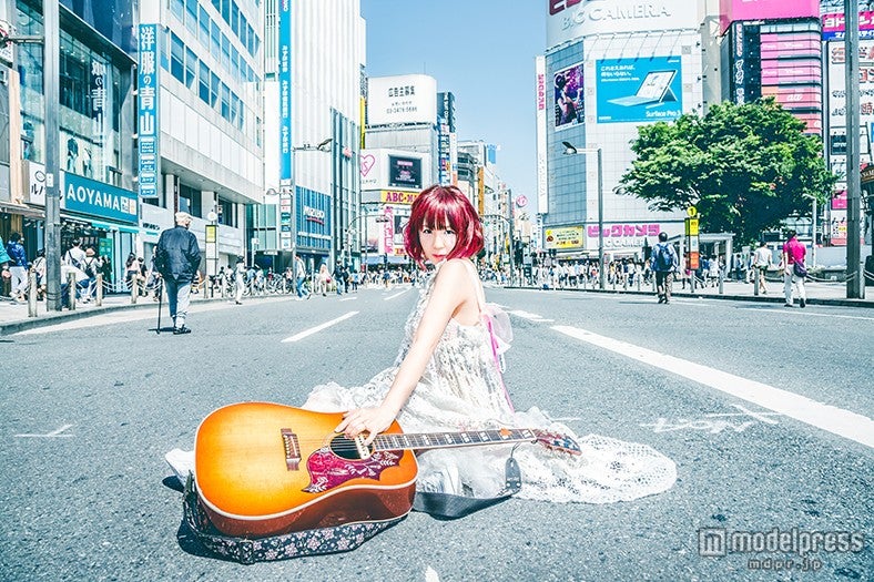 人気グラドル、突然のセクシーショットで魅了 アーティスト自宅で色気全開