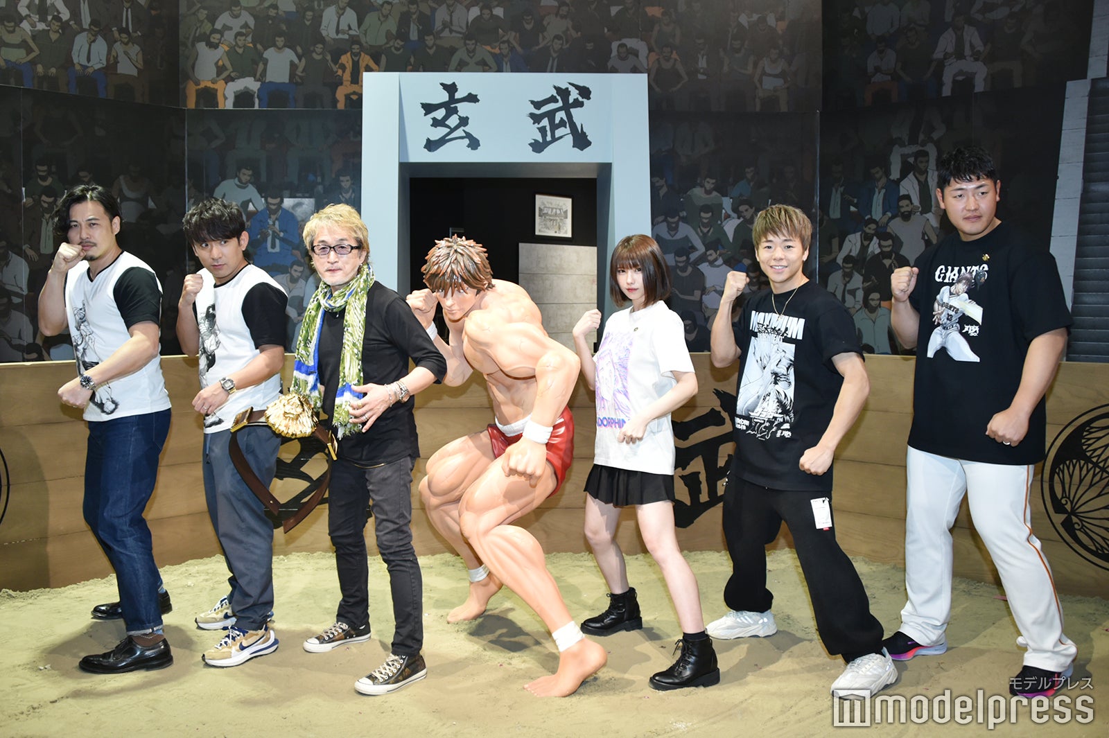 （左から）平子祐希、酒井健太、板垣恵介氏、えなこ、武尊選手、岡本和真選手（C）モデルプレス