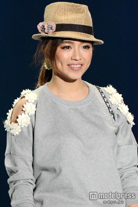 今井華、肌チラ見せファッションで視線独り占め