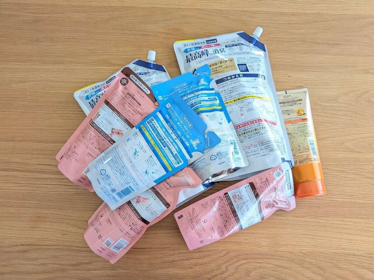 詰め替え用洗剤やシャンプーのパウチが複数積み重ねられている