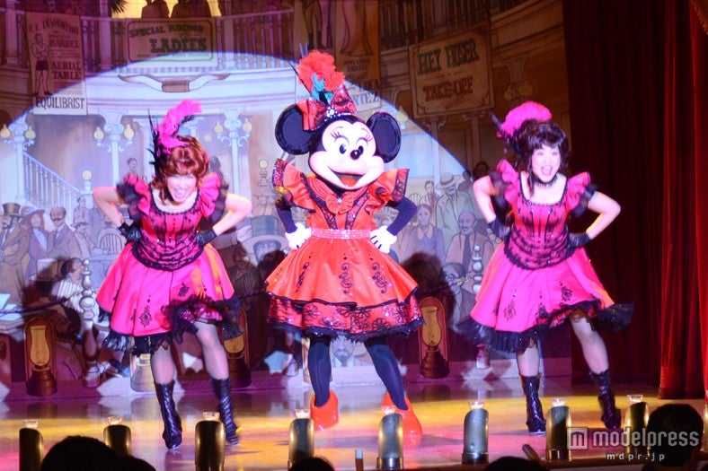 ミニー、キュートでダイナミックなダンス披露