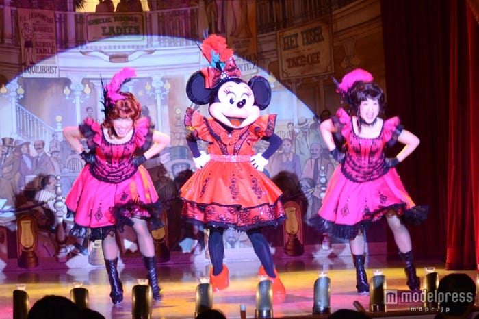 ミニー、キュートでダイナミックなダンス披露