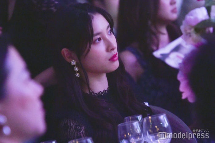 観客席から姉を見つめる土屋太鳳(C)モデルプレス