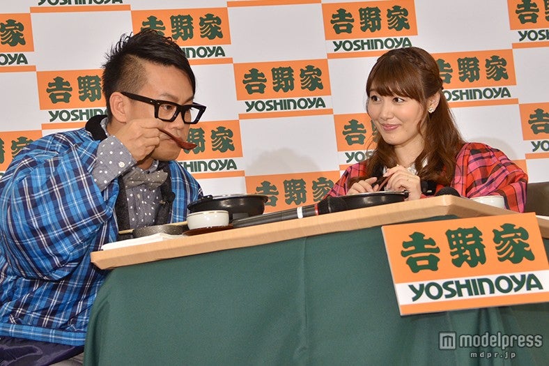 鍋をじっくり味わう2人