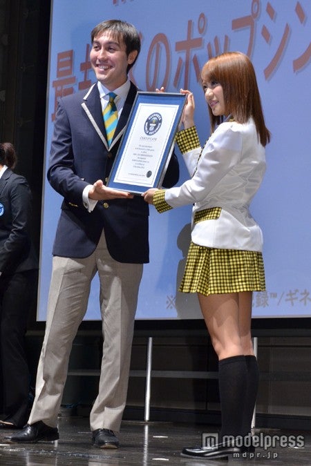 ギネス認定書を受け取る高橋みなみ