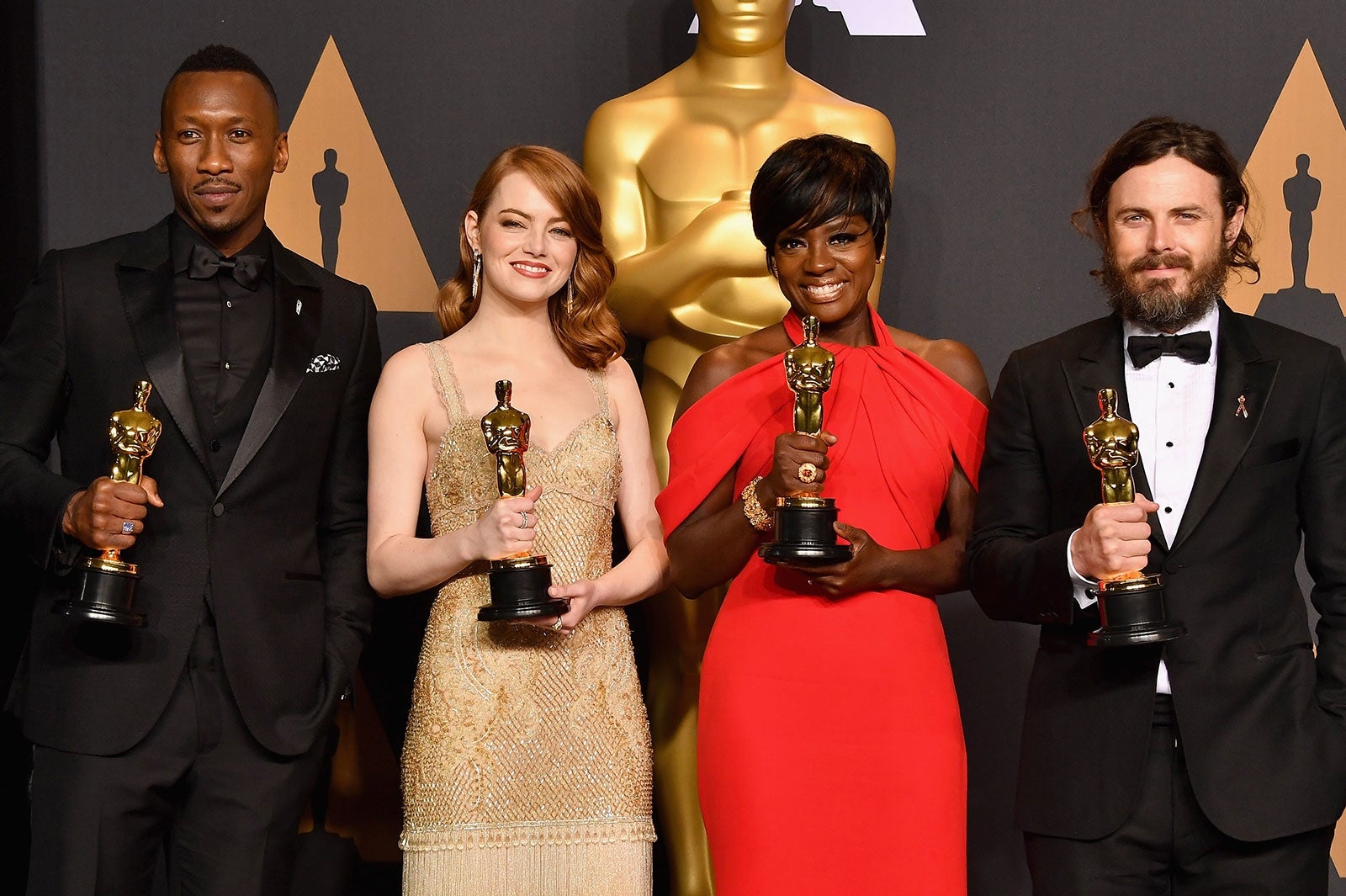 マハーシャラ・アリ（助演男優賞）、エマ・ストーン（主演女優賞）、ヴィオラ・デイヴィス（助演女優賞）、ケイシー・アフレック（主演男優賞）／photo：Getty Image