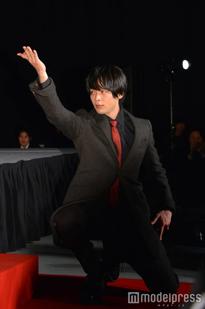 颯爽と手を差し出す中村倫也(C)モデルプレス