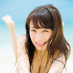 乃木坂46秋元真夏 美谷間チラリ ビーチで笑顔弾ける モデルプレス
