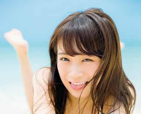 乃木坂46秋元真夏、美谷間チラリ ビーチで笑顔弾ける