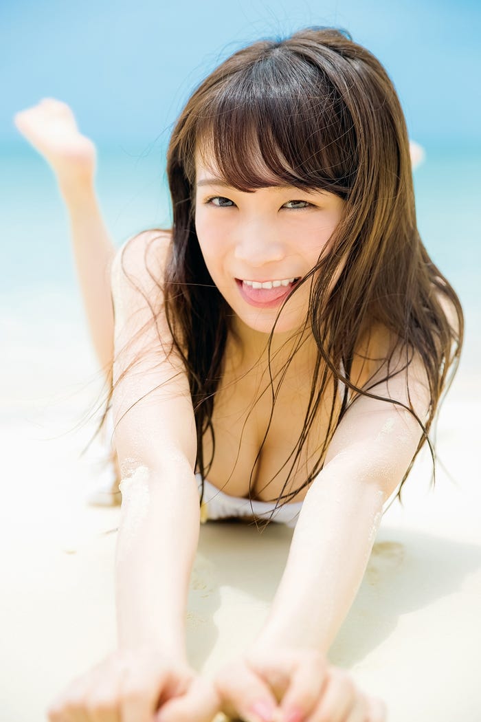 「秋元真夏ファースト写真集 真夏の気圧配置」より/撮影:唐木貴央(画像提供:徳間書店)