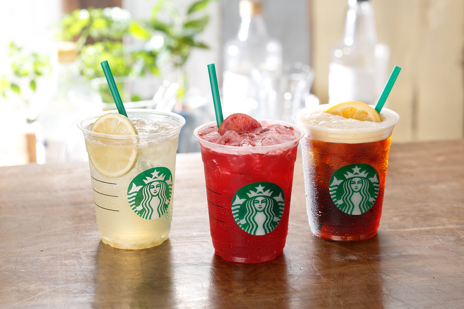 スタバ、果実と氷をシェイク！夏にぴったり爽やかドリンク登場
