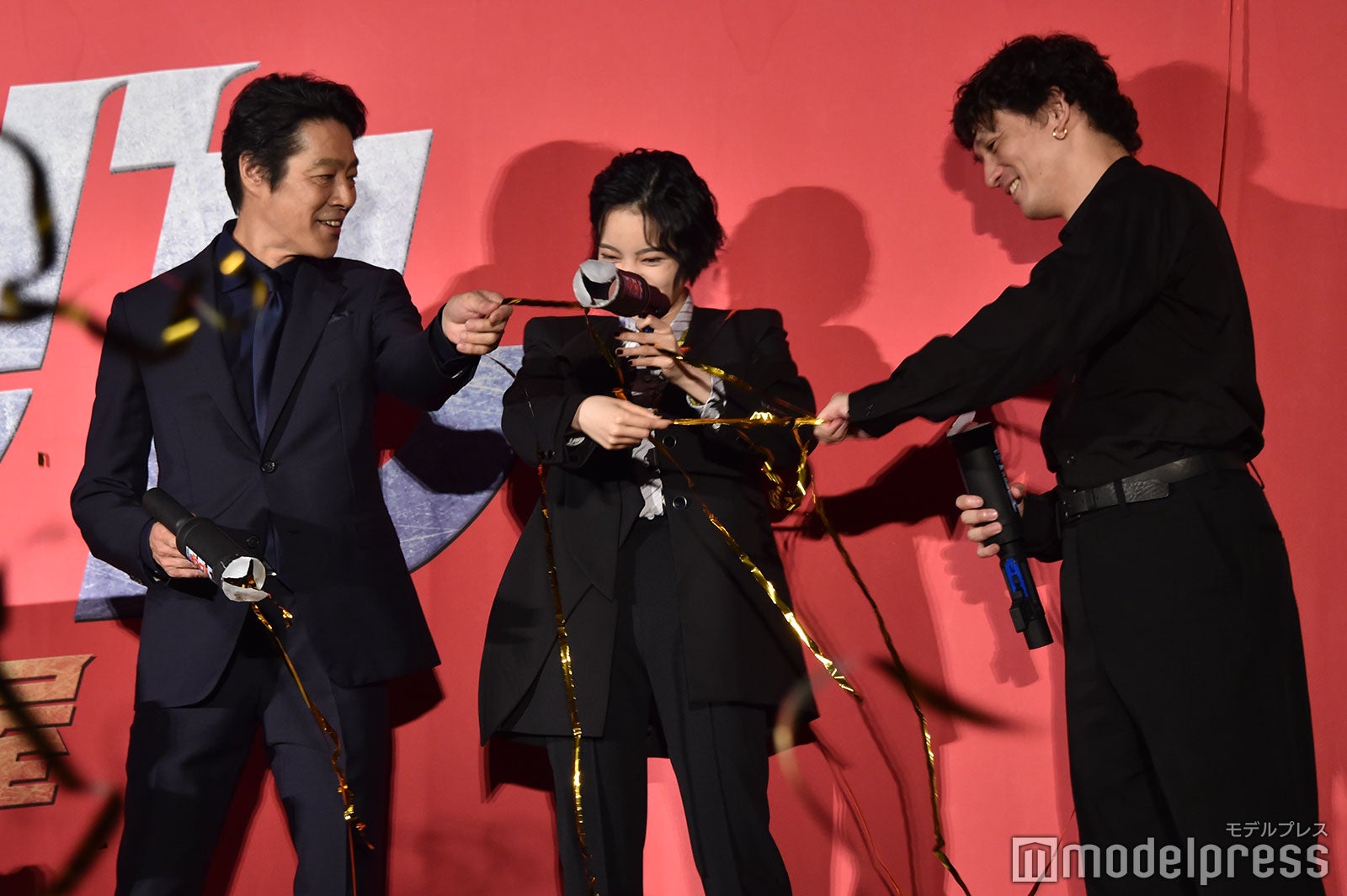 特攻テープが絡まる平手友梨奈を救出する堤真一と安藤政信（C）モデルプレス